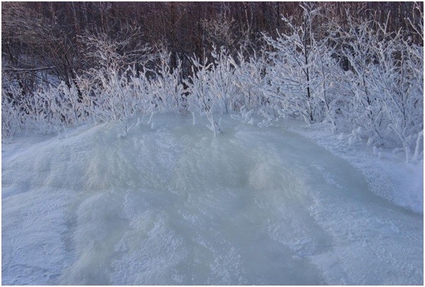 Наледь. А ручеек, который её создал, уже под ней. Таять весной наледь будет дольше снега, что вокруг. Фото из открытого доступа.