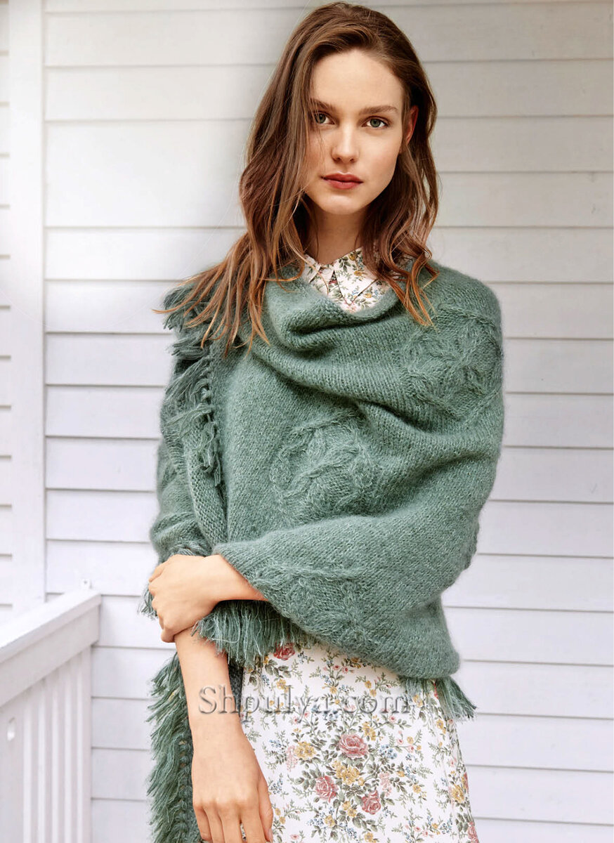 Платок с рельефными мотивами и бахромой