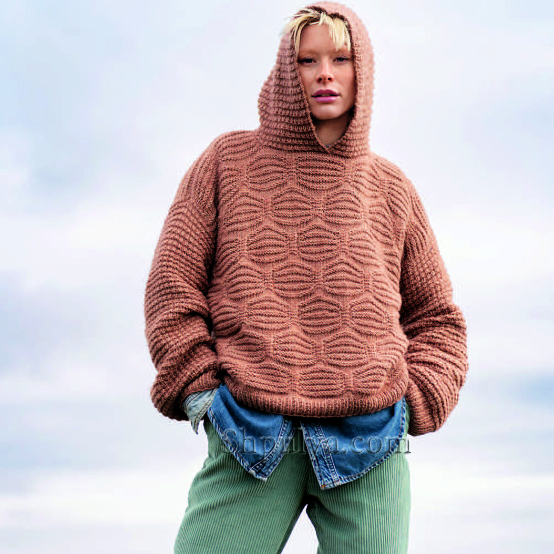 Пуловер с капюшоном и узором со снятыми петлями