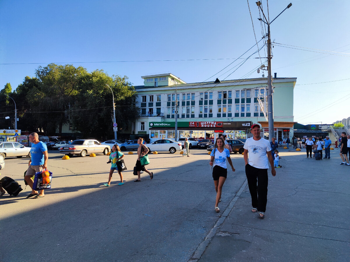 Общежитие на Привокзальной площади и за ним