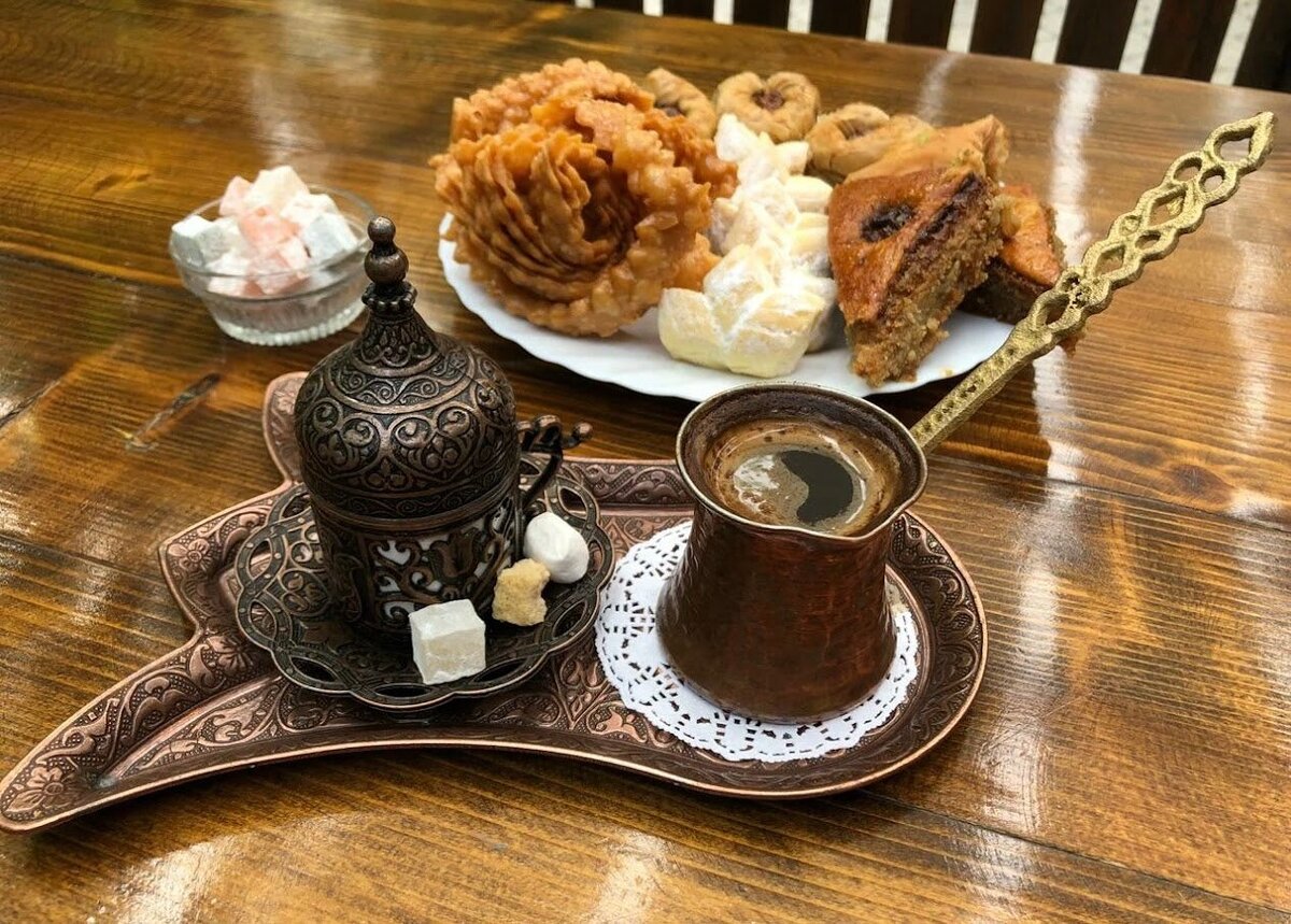 К кофе подают восточные сладости — чак-чак, пахлаву и рахат-лукум. Источник фото: Яндекс Карты. Автор: Руслан Д.