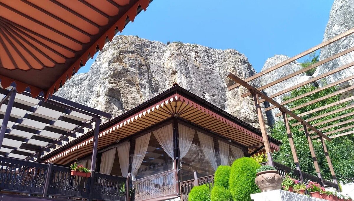 Кафе «Ашлама-Сарай» порадует национальными мотивами в интерьере и видами на скалы. Источник фото: Яндекс Карты. Автор: tanat 