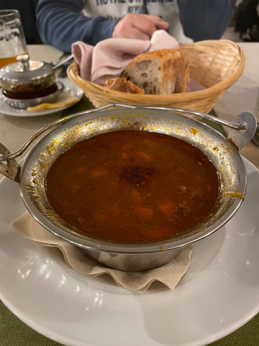 Ведерко гуляша. Ведерко называется бограч. «Любовь, бограч и пёркёльт – вот что нужно для счастья» (Szerelem, bograch és pörkölt – ez kell a boldogsághoz).  
Бограч - это котелок для приготовления еды на открытом огне. Его используют по сей день, как и  много веков назад, для супов, рагу, гуляшей и конечно же пёркёльта. Но у меня в бограче гуляша литр примерно. 