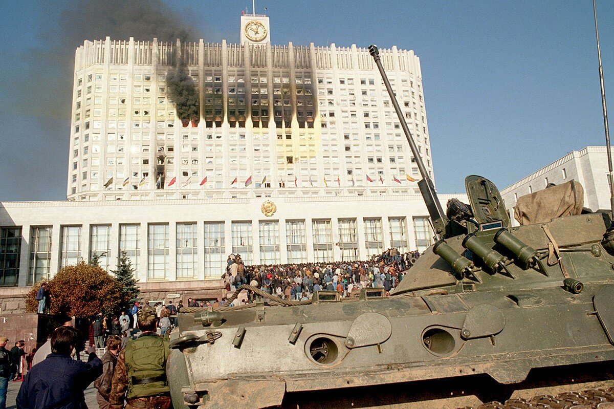 Октябрь 93. Москва 1993 год 3 октября штурм Останкино. Штурм белого дома 1993. Белый дом штурм 1993. Белый дом 1991 обстрел.