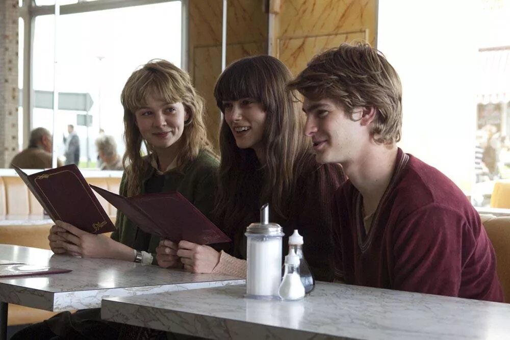 Уже есть киноадаптация книги с популярными актерами в главных ролях. Все как полагается бестселлеру