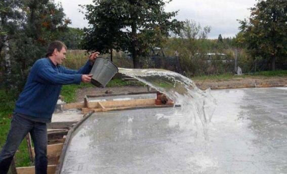Льем воду на бетон