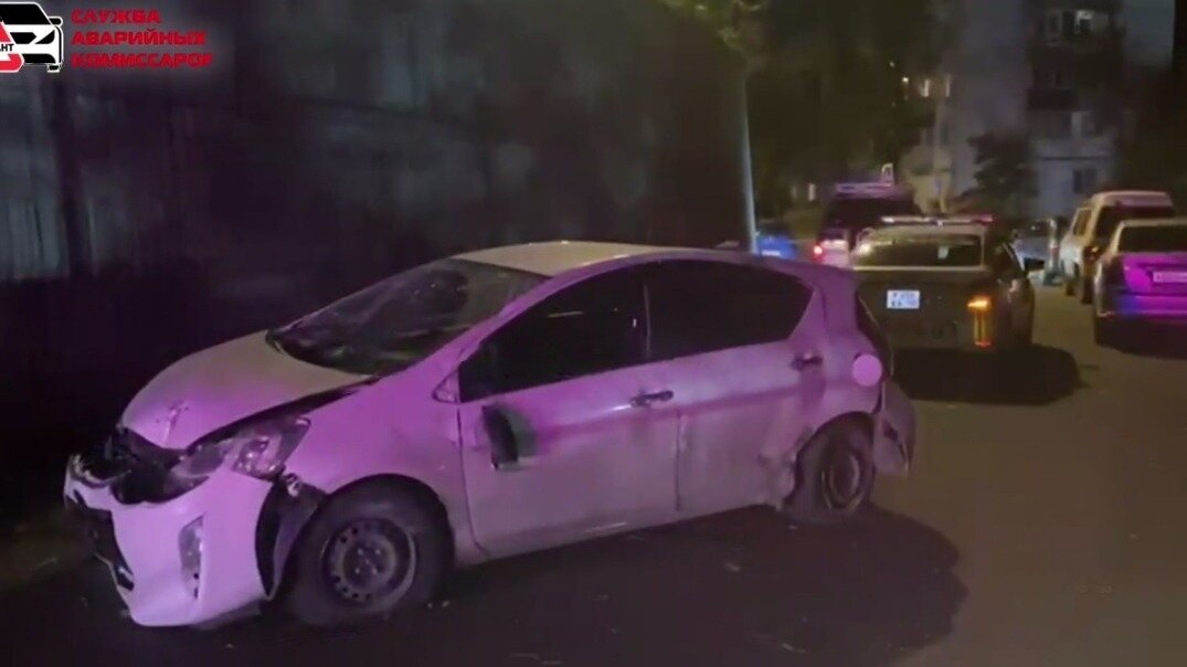     Очень странное ДТП произошло вечером 5 октября на улице Хабаровская во Владивостоке. Водитель Toyota Aqua упал с высокой подпорной стены — он не справился с управлением.