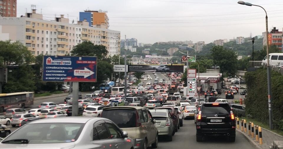 Хотя и других участков тоже хватает. Дороги крайне сильно перегружены