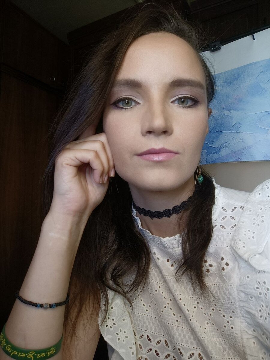 Работа с Таро - творческий процесс, живой разговор, в процессе которого у вас могут возникнуть вопросы и недопонимания. На фото автор блога.