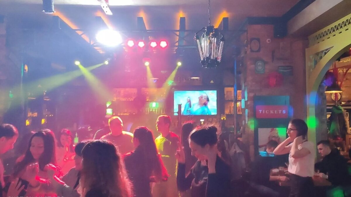     Незабываемый день рождения прошел у ночного клуба Dancebar в Ханты-Мансийске. На вечеринку в честь 17-летия заведения нагрянули сотрудники полиции.