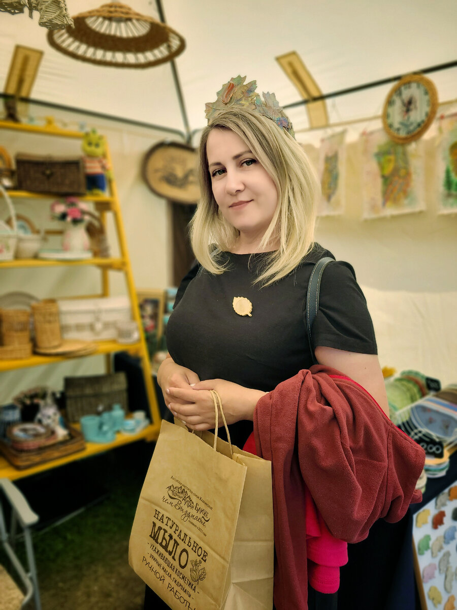 Примеряю корону (гальваника) на ремесленной ярмарке в Горном Алтае.