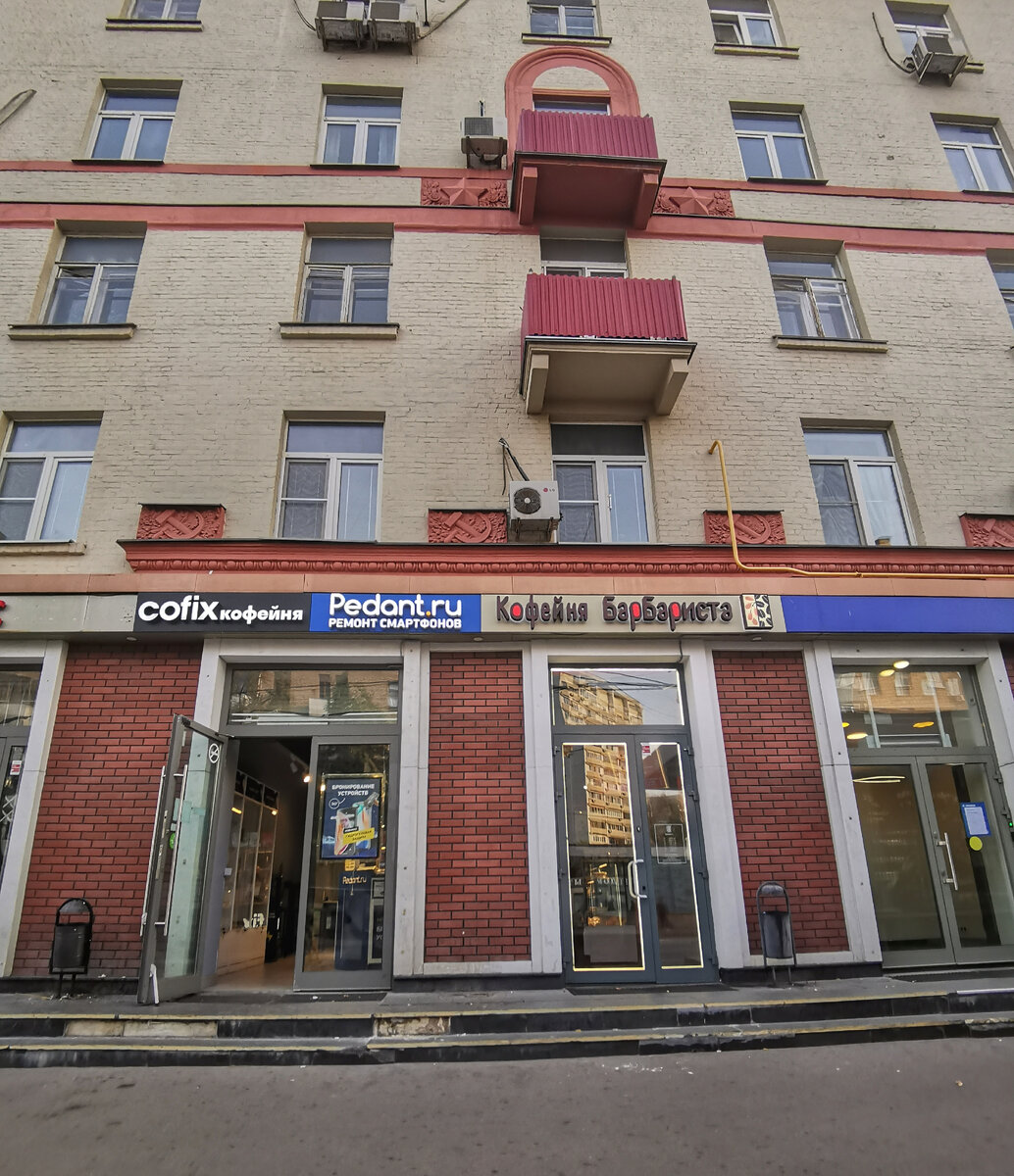 Дом прямо около выхода № 3. Первый этаж в этом доме в основном кофейни, магазины и всякие услуги. Интересно очень, как в этом доме живется людям?