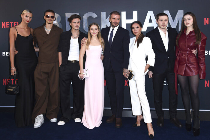    Виктория и Дэвид Бекхэмы с детьми и невестками на премьереLegion-Media