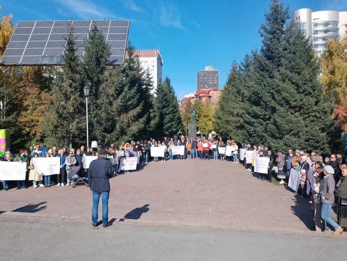 Митинг состоялся вчера, 5 октября, возле театра «Глобус». Источник фото: паблик в соцсети «Вконтакте» "Типичный Новосибирск