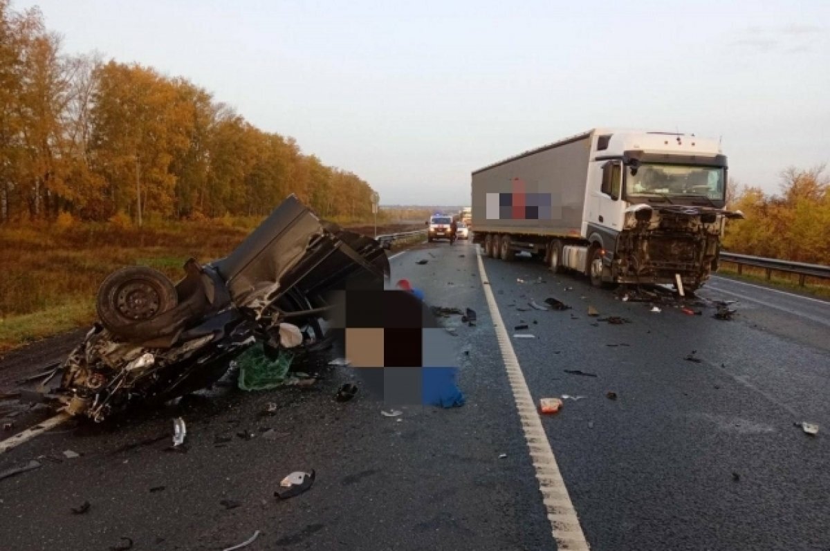    В лобовом столкновении легковушки и фуры под Сызранью погибли два человека