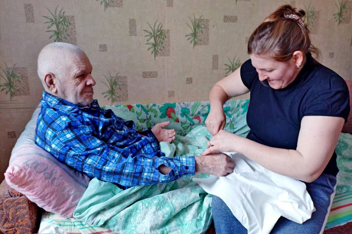    Забота на дому об одиноких стариках часто выгодна обеим сторонам.