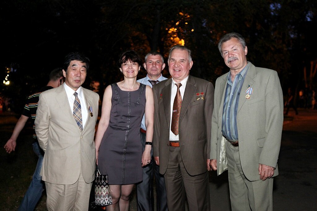 Автор канала и космонавты: Валерий Кубасов, венгерский космонавт Берталан Фаркаш и японский Акияма Тоёхиро. 2011 г. Волгодонск