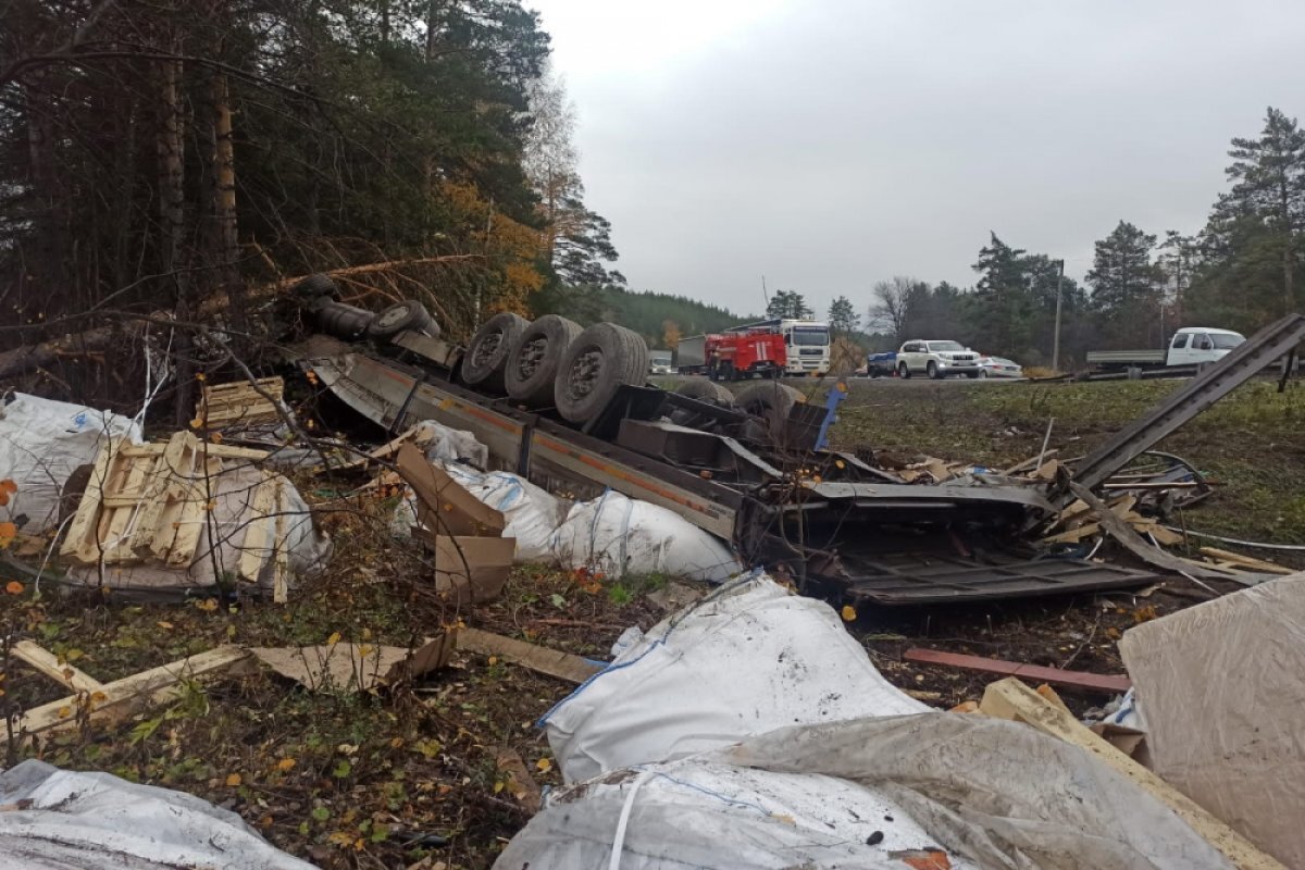    Водитель опрокинувшегося на спуске грузовика погиб в Челябинской области