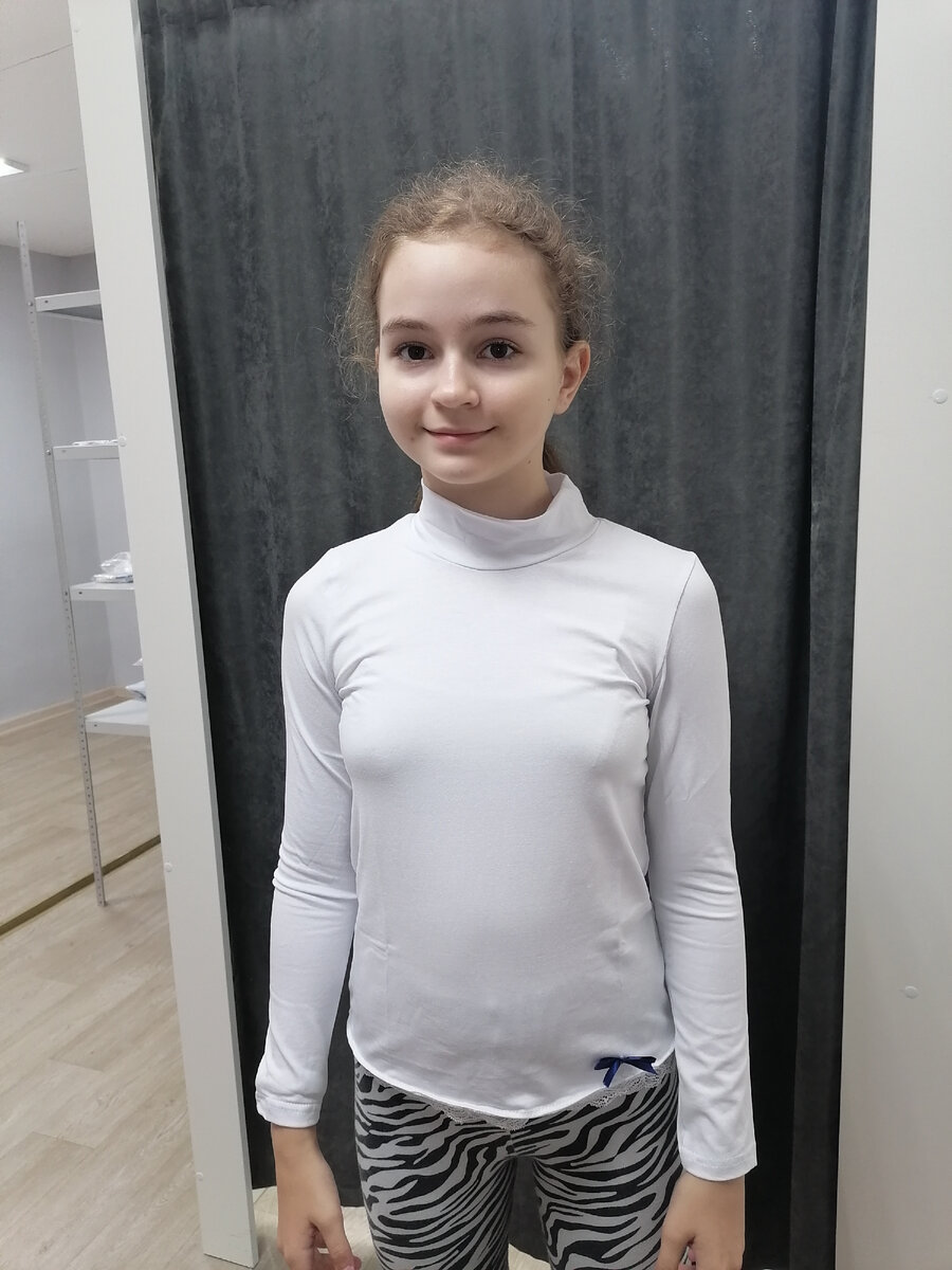 Водолазка Котмаркот (хорошая фирма, сыну тоже покупаю, только одежду для малышей) куплена на Озон во время скидки и она тогда стоила 395 рублей, сейчас стоит 608 р. 