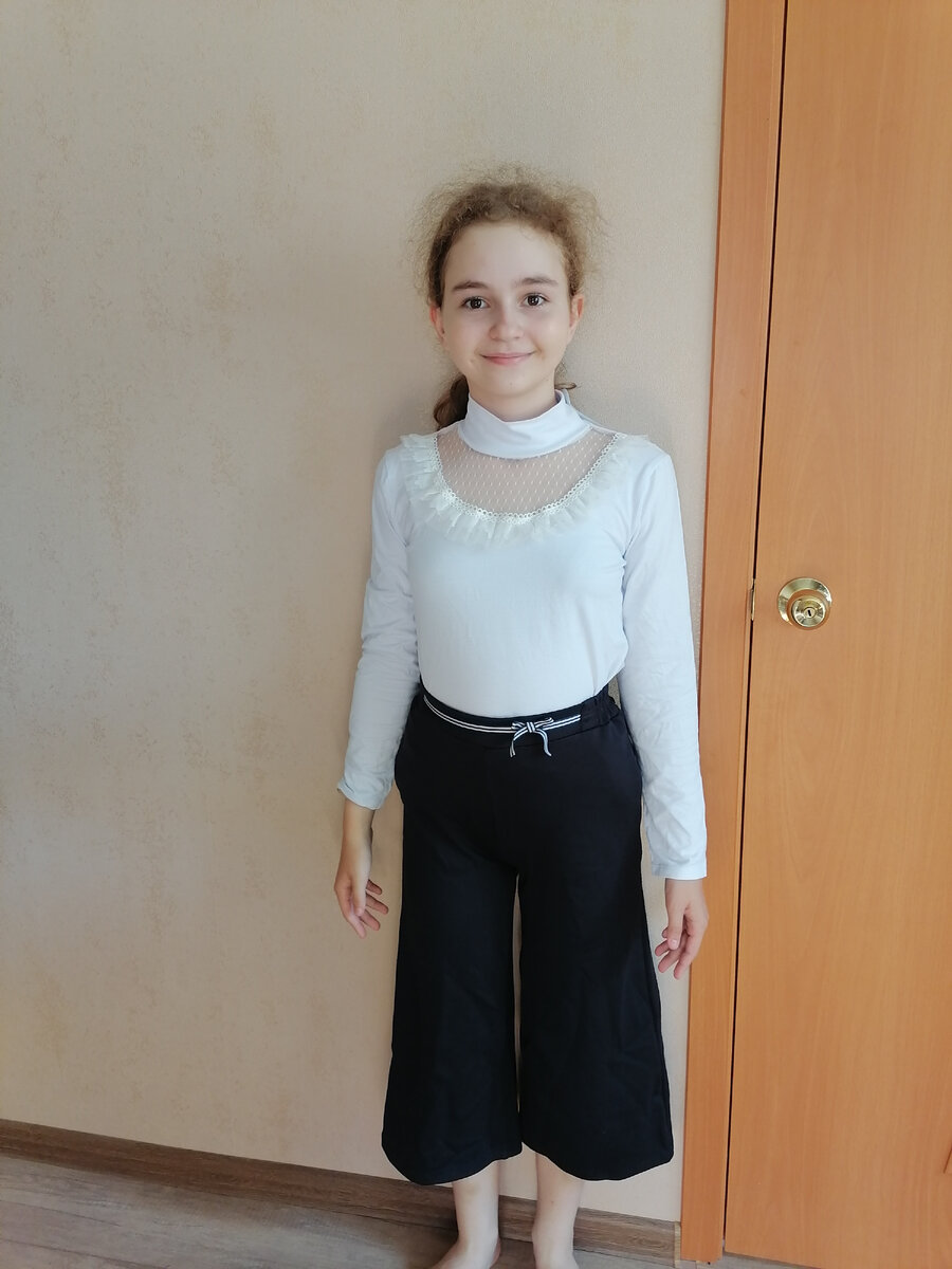 Водолазка куплена на Вайлдберисе и стоила 436 рублей. Штаны куплены в Детском мире и стоили 1,500 р.