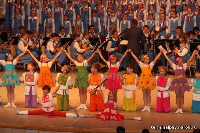 камерный хор ансамбля им локтева. хор великан егоза. хор великан костюмы. детский хор лошадь. великаны детский хор великан.