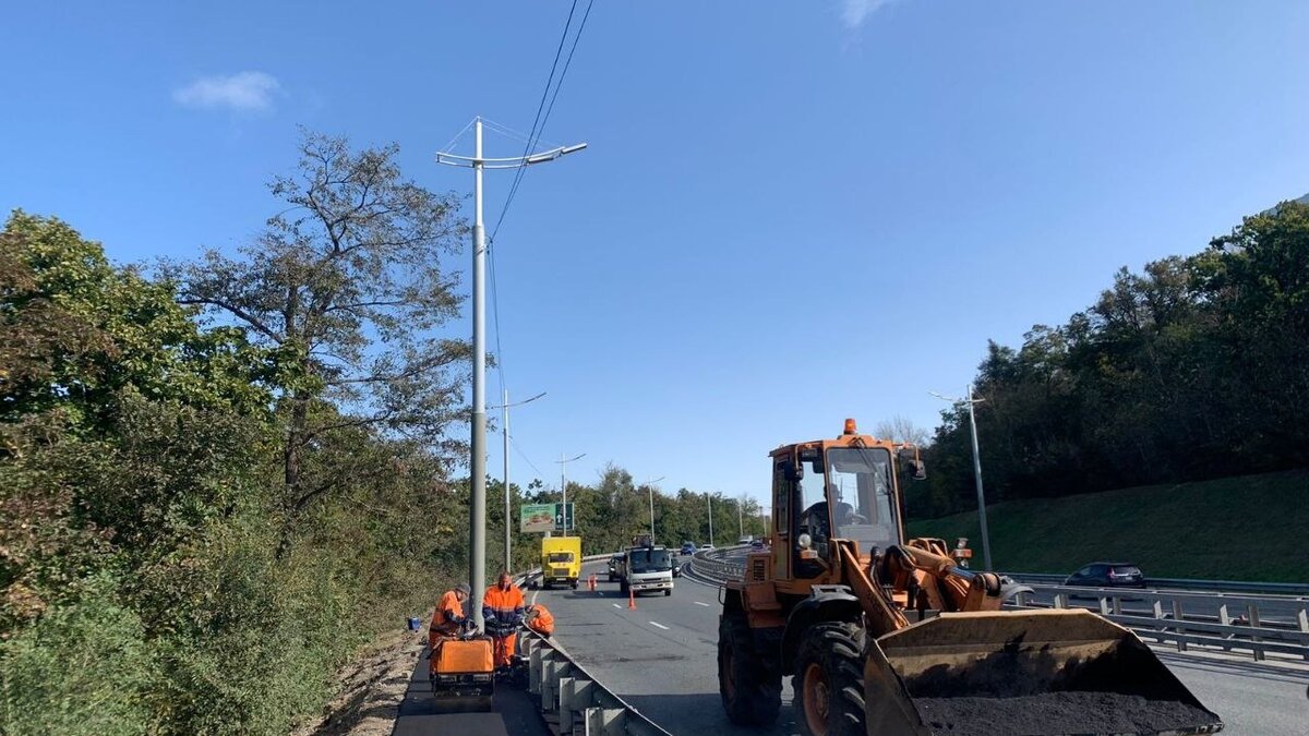     В администрации Владивостока сообщили, что на улице Маковского отремонтировали сразу несколько участков. Специалисты очистили территорию и уложили новый асфальт.