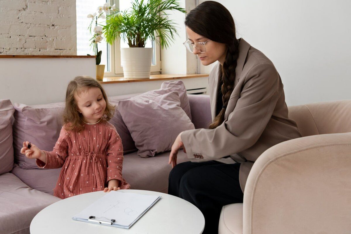 С какими симптомами у детей нужно обращаться на консультацию к детскому  психотерапевту? Прежде всего нужно обратить внимание на то, что кажется странным в ребенке чего раньше не было.