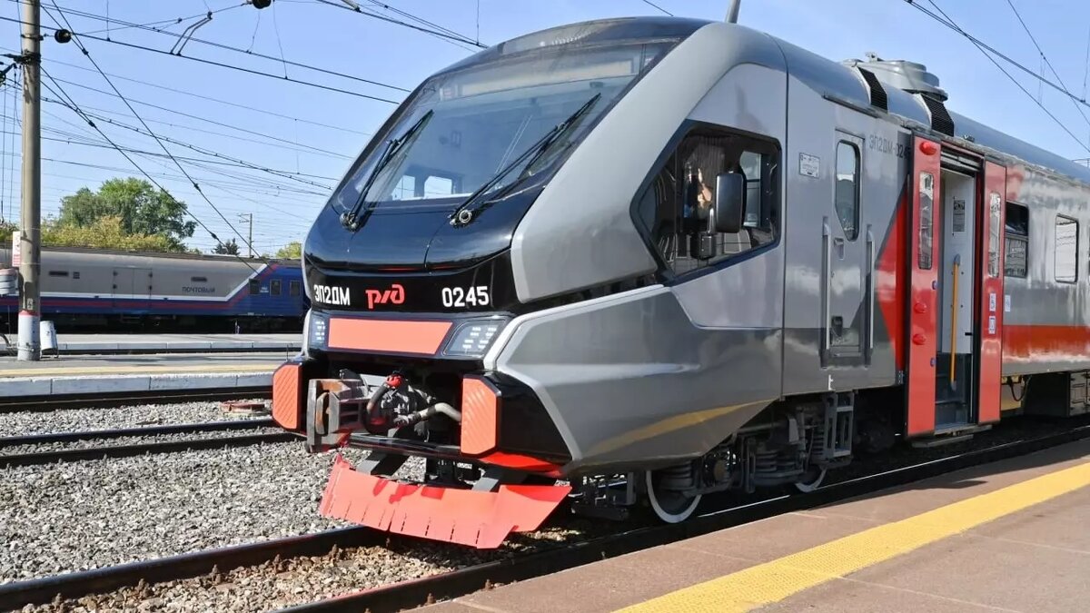     Новый электропоезд ЭП2ДМ — №7341 начал курсировать между Ишимом и Тюменью. Первый рейс состоялся сегодня. В составе нового поезда шесть вагонов на 586 мест для пассажиров.