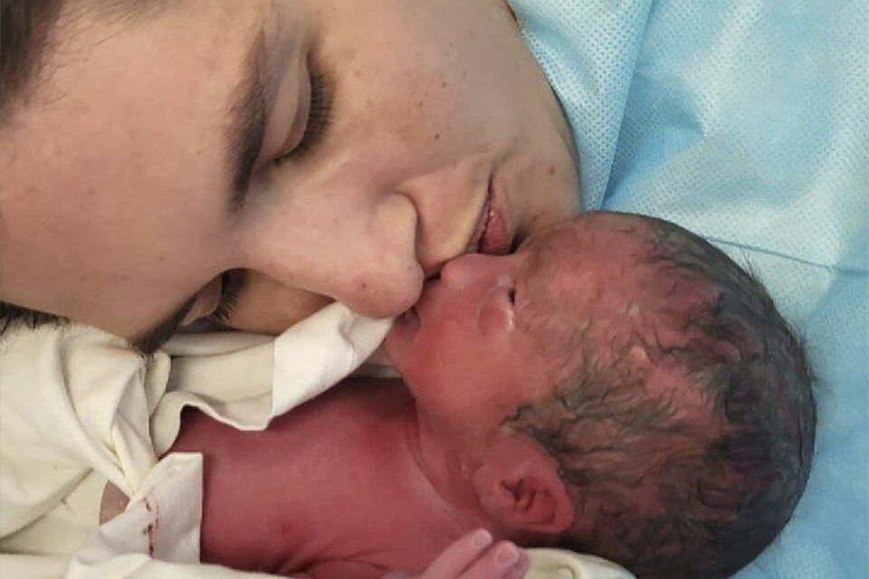    Счастливая многодетная мамочка Елизавета. Фото: комитет здравоохранения Волгоградской области.