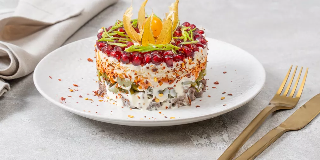 Салат «Гранатовые бусы на снегу» с говядиной