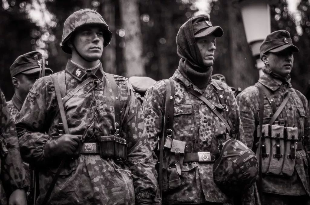 Сколько солдат в вермахте. Солдаты Waffen SS. Снаряжение Ваффен СС 1944. Вермахт Ваффен СС. Боец Waffen SS.