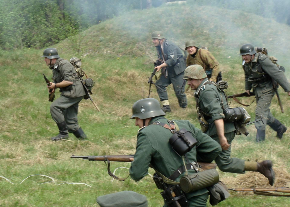 Бой немецких солдат. Вермахт реконструкция Вермахт. Пехота вермахта 1941. Немецкие солдаты атакуют.