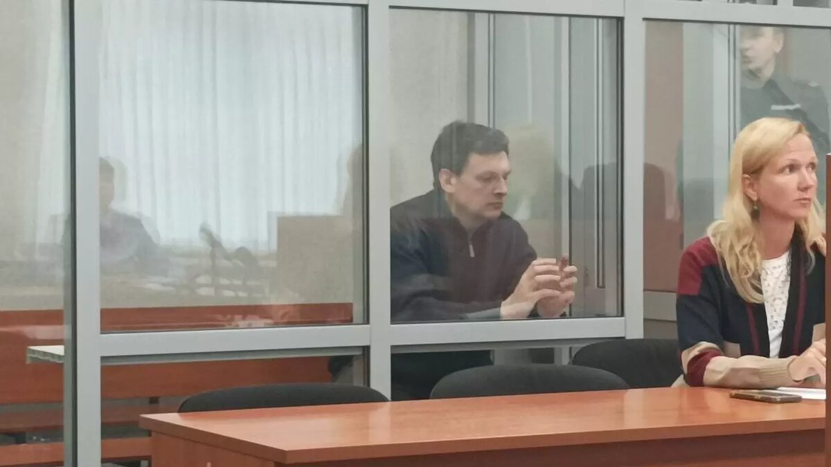     Александр Чернышов был задержан в Москве при попытке улететь за границу, позднее его этапировали в Пермь и предъявили обвинение в попытке контрабанды культурных ценностей.