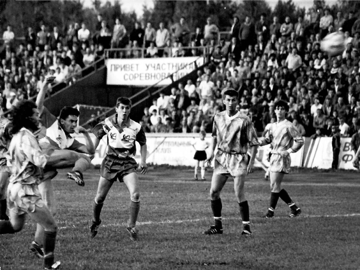 Первая лига. 1992 год. Один из домашних матчей.
В кадре футболисты «КАМАЗа»: Виктор Панченко и Анатолий Мастров