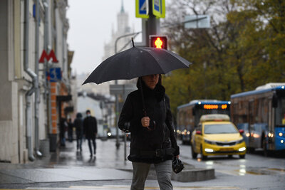    Женщина без маски под зонтом осенью в Москве ©Пелагия Тихонова РИАМО
