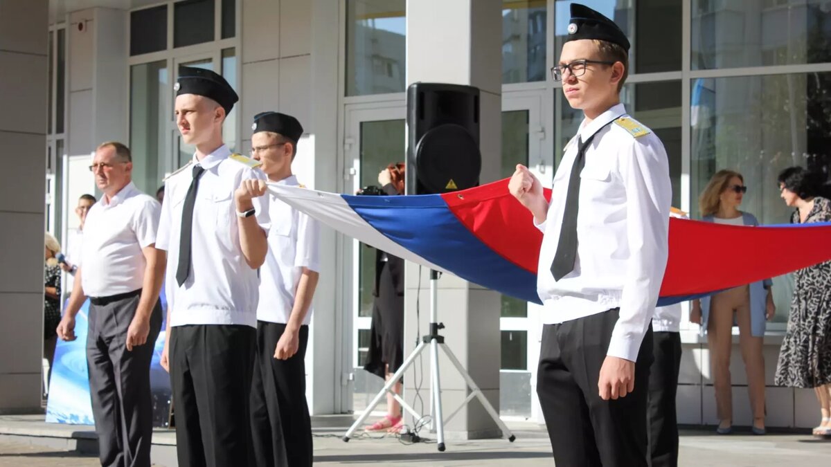     В системе образования Тюменской области в этом году произошли значительные перемены. Из перечня обязательных предметов были исключены астрономия, естествознание, экология и т. д. Кроме того, с 1 сентября появилось трудовое воспитание, а в урок ОБЖ включили военную подготовку.