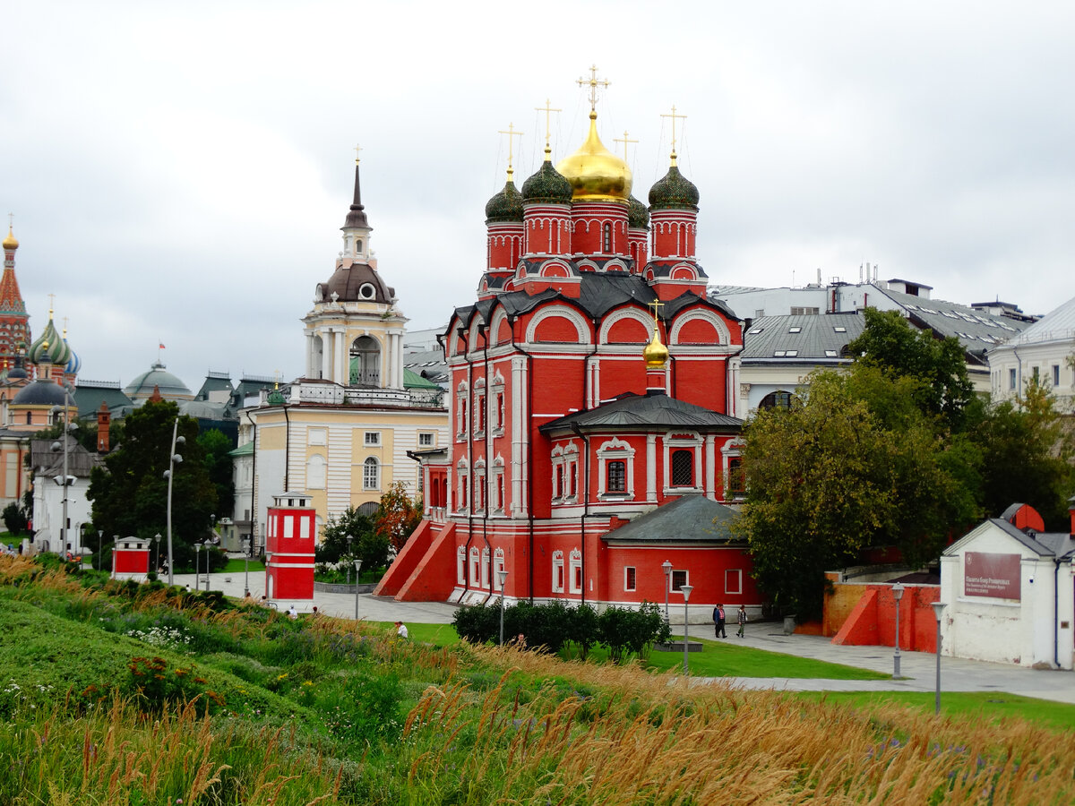 Знаменский собор. Построен в 1679—1684 гг архитекторами Ф. Григорьевым и Г. Анисимовым в старых русских традициях. Фото - Павел Бородин (муж автора)