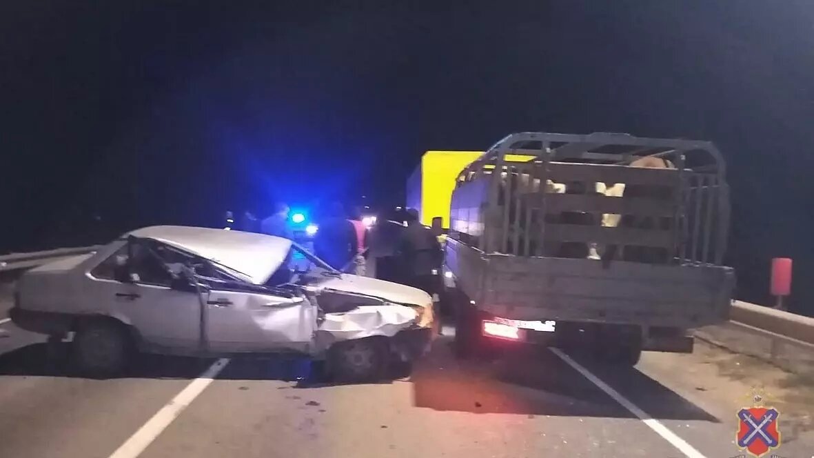     Неуправляемая легковушка влетела в фуру, буксировавшую грузовой фургон под Волгоградом, один человек погиб, еще один — пострадал, сообщает региональное ГУ МВД.