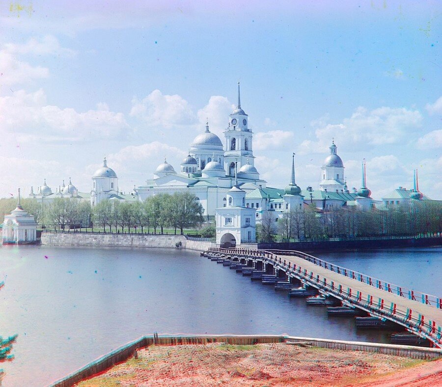 Вид на монастырь Нило-Столобенская пустынь, на озере Селигер