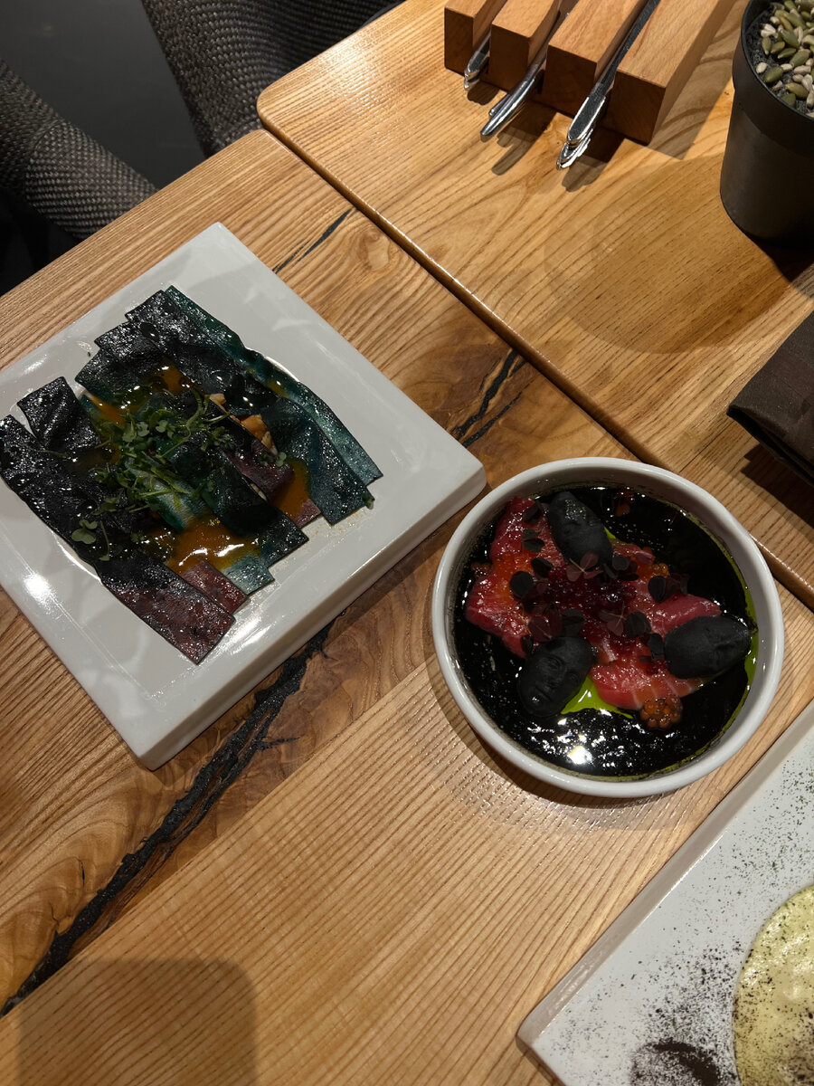 Паста с креветками (690) и севиче из форели с картофельными лицами (690)