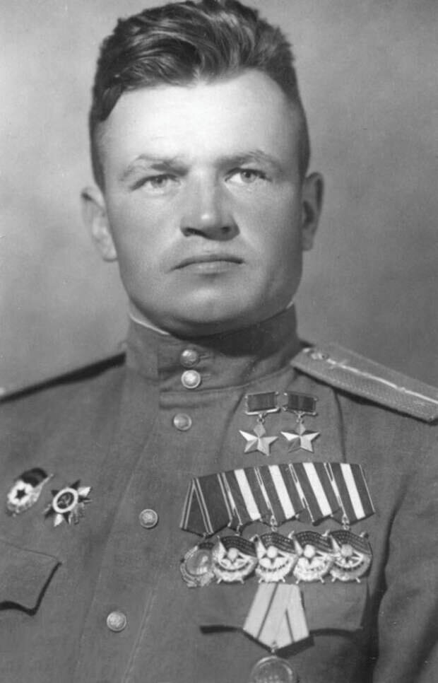 Генерал-майор авиации Головачёв Павел Яковлевич.