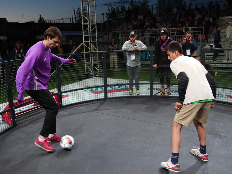     Московские блогеры-миллионники заинтересовались хабаровским футболом. Фото: ФА "Искра"