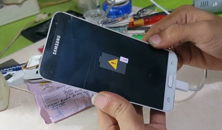    Отсутствие первой реакции при подключении к розетке — основной признак глубокой разрядки