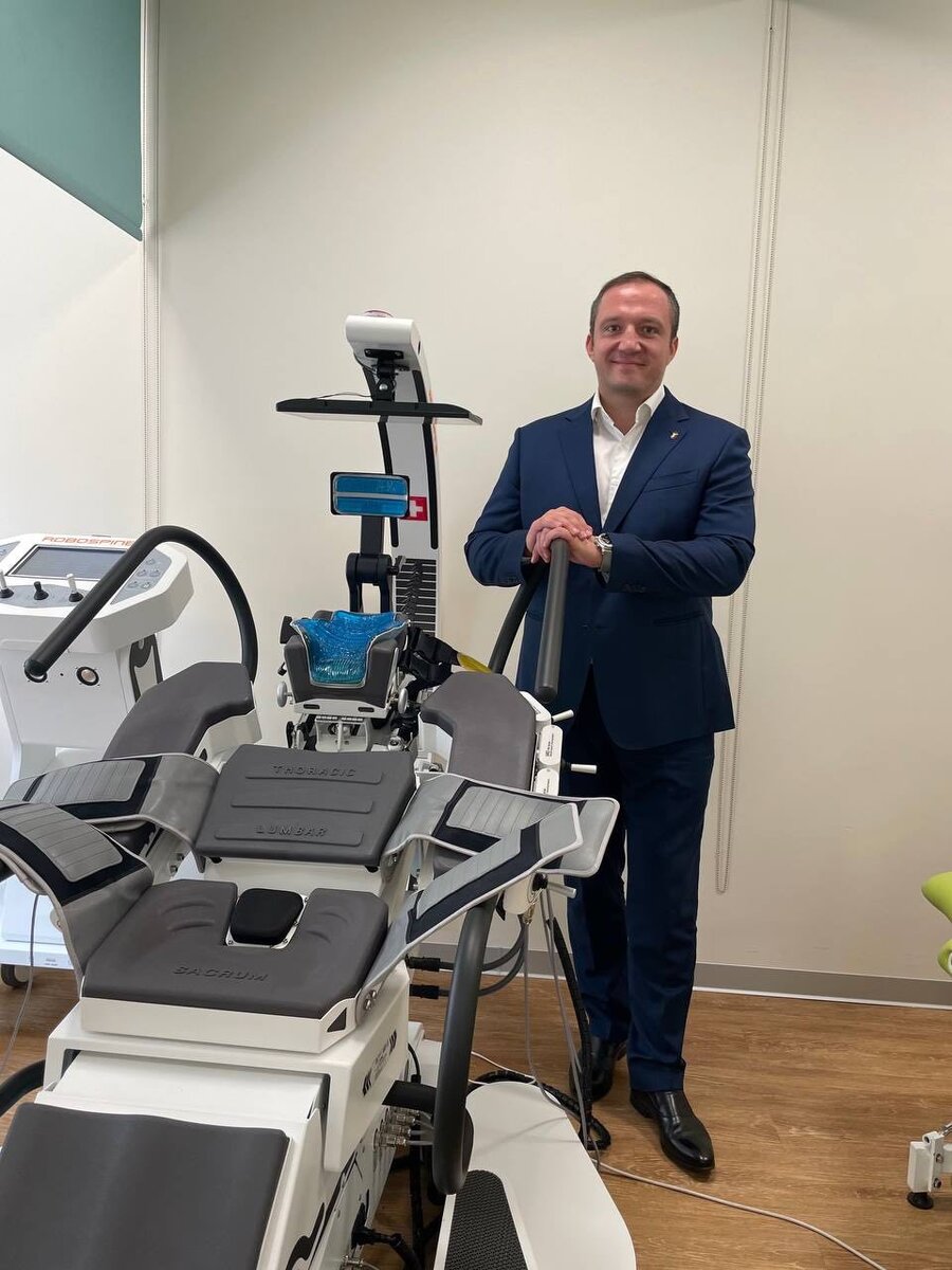 Роман Сергеевич с роботом McBrothers (вытяжение позвоночника)