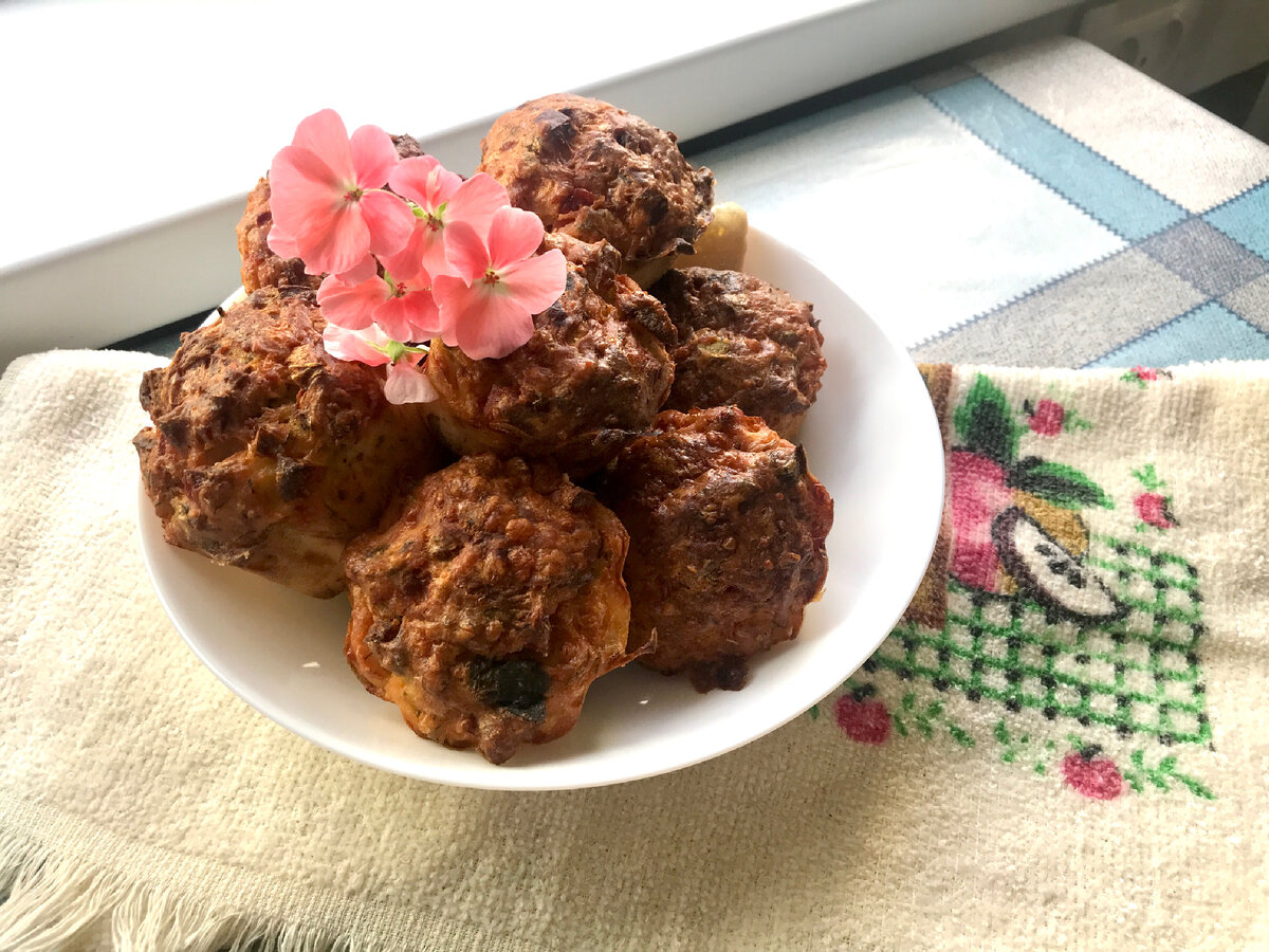 Кексы с сыром и колбасой на сметане. Просто и недорого