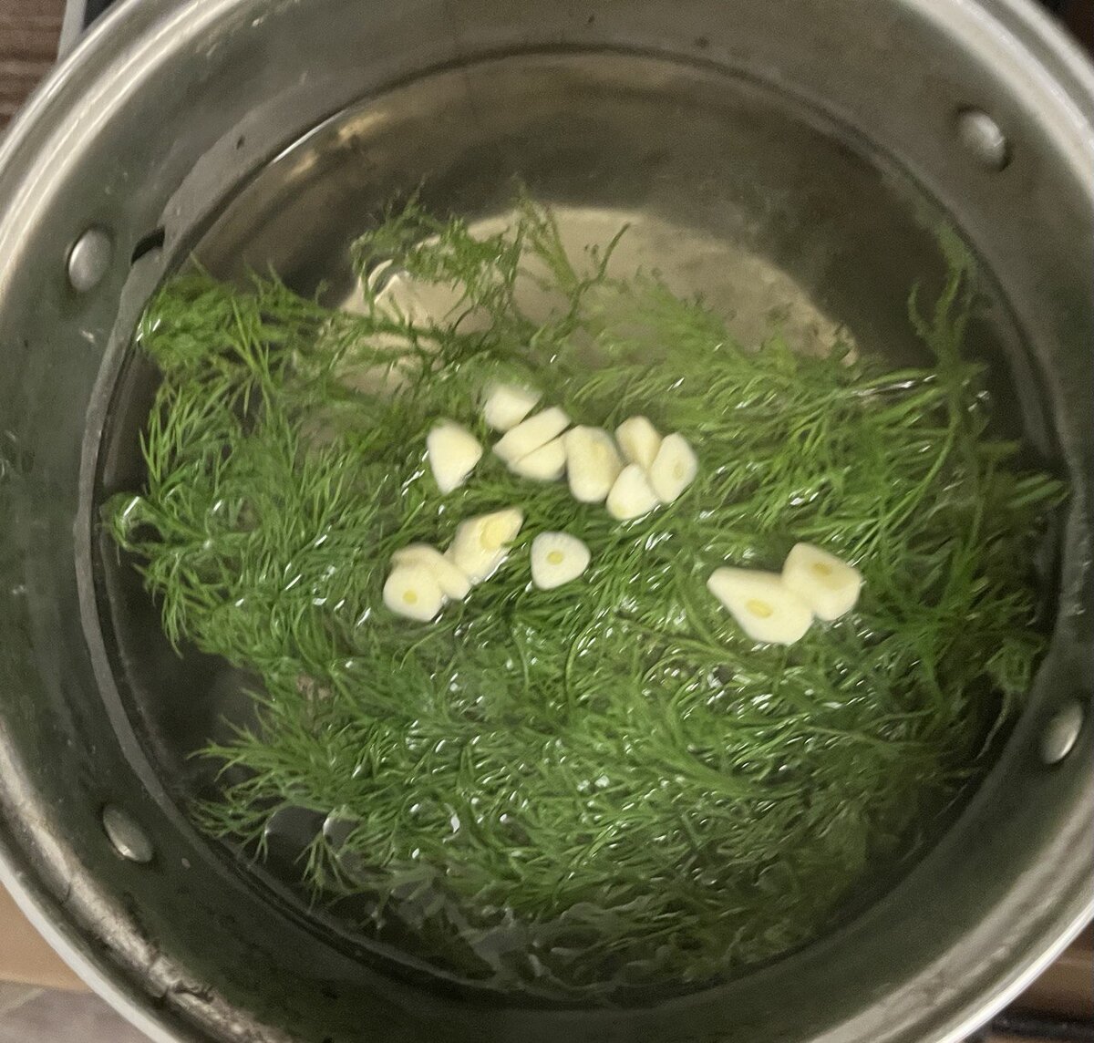 Для рассола нужно добавить соль 1 столовая ложка на 1 литр, чеснок и укроп 