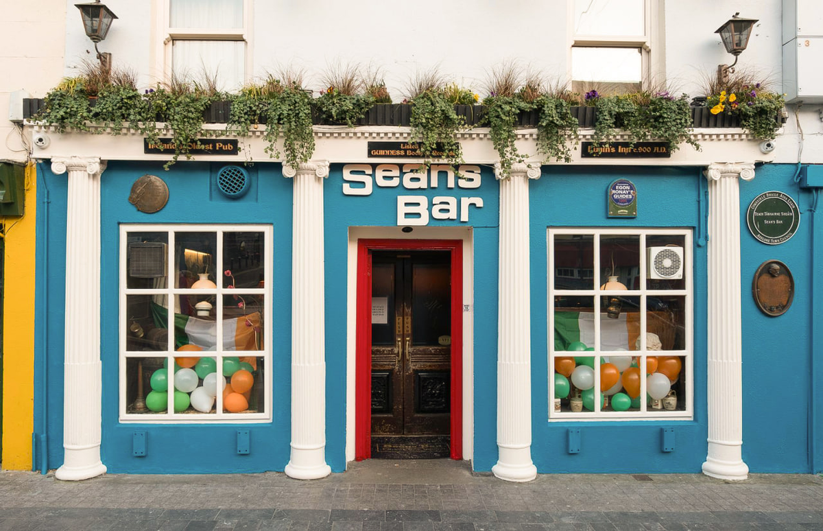 Шон паб. Паб Sean's Bar Ирландия. Паб Шон в Ирландии. Seans Bar паб в Ирландии. Бар Шона: самый старый паб Ирландии.
