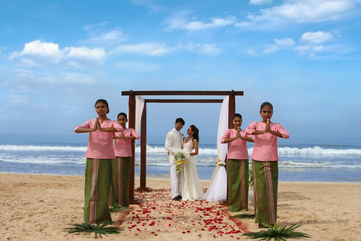 Когда ехать на шри. Шри Ланка Свадебная церемония. Шри Ланка Ланкийская свадьба. Свадьба на пляже Бентота Шри Ланка. Свадебная церемония на Шри Ланке.