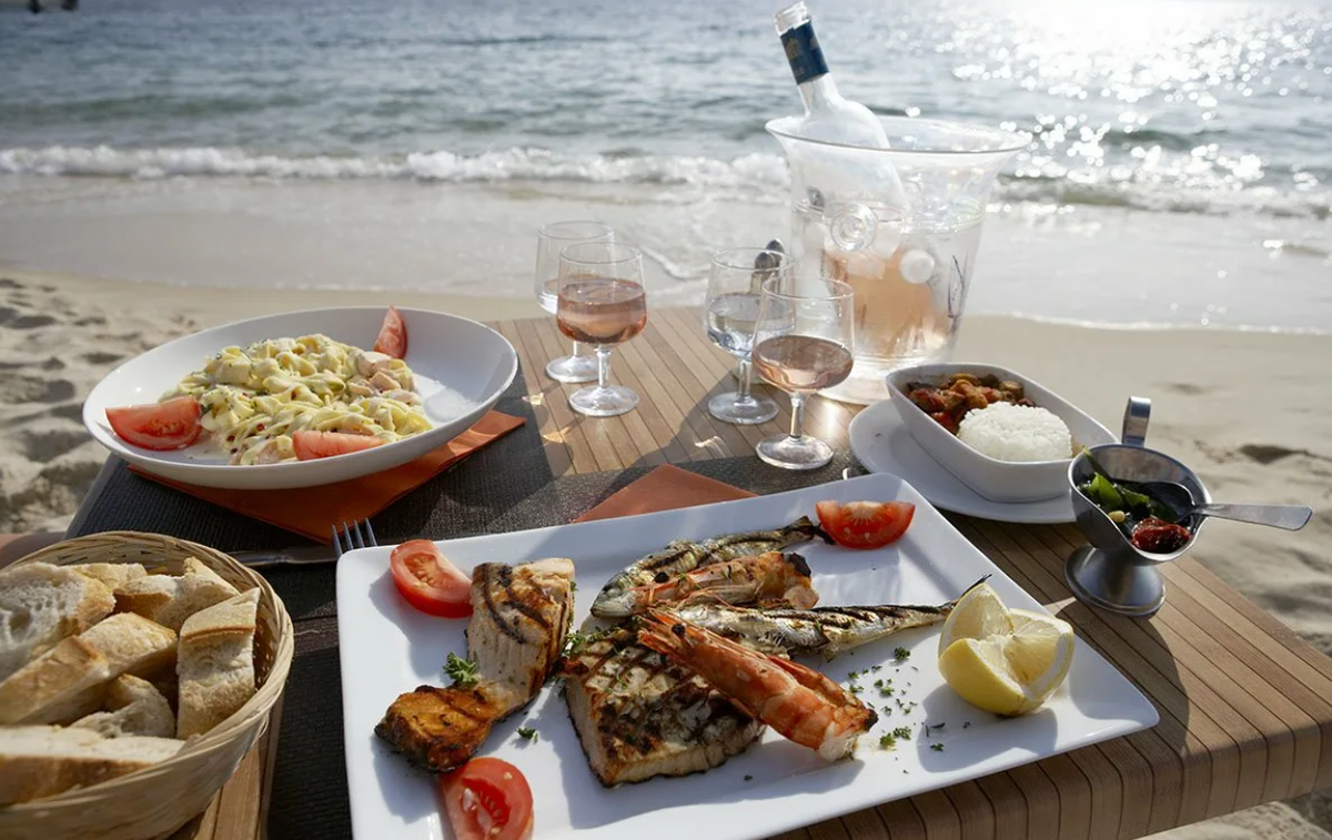Прогулка с обедом. Ужин на берегу моря. Завтрак с видом на море. Средиземноморский завтрак. Обед на море.