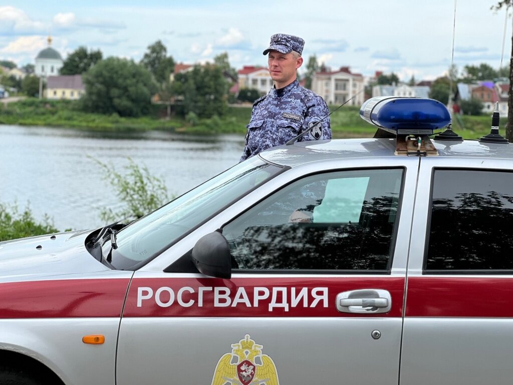 В Твери 21-летний парень пытался украсть мужскую одежду, питьевой йогурт и сырки
